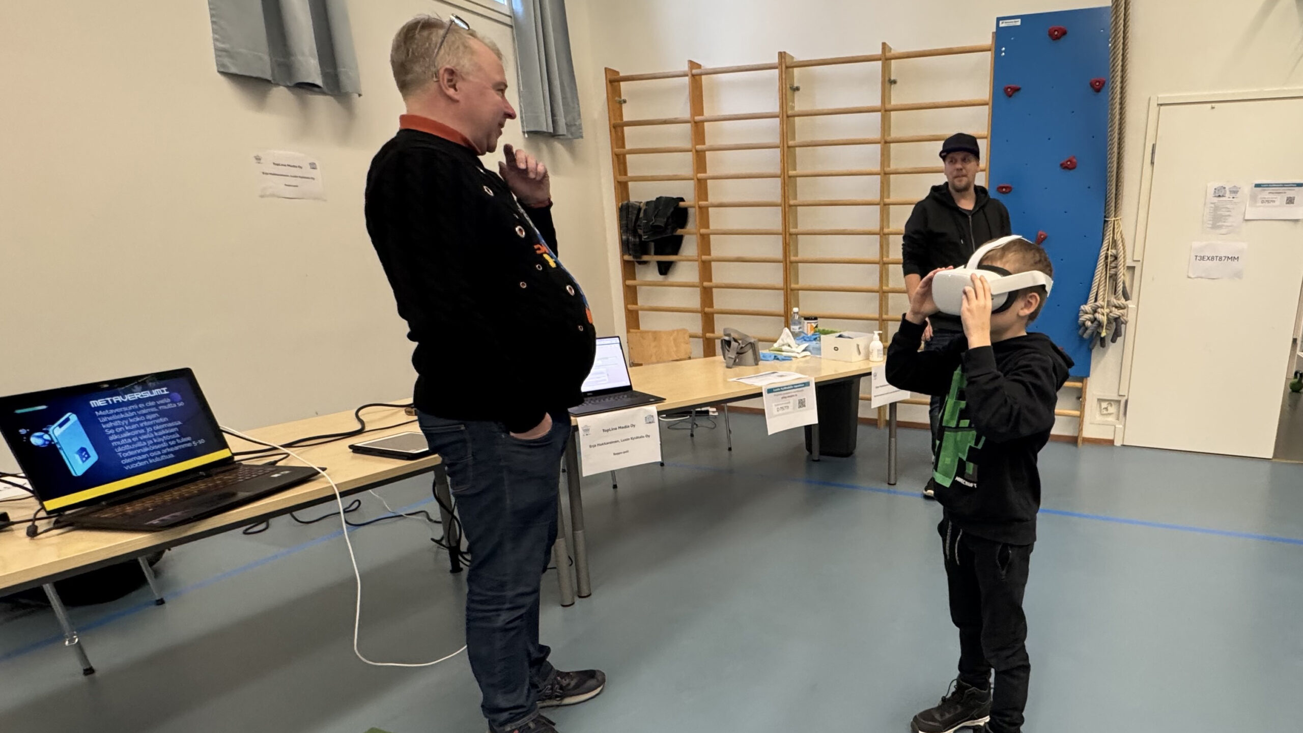 Eemil Vuola katsomassa VR-esitystä TopLine Median Juha Pihasen ja Antti Leppäsen opastuksella