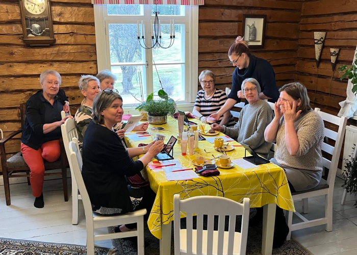 Aikuisen naisen ihonhoitoillassa Lusin Juholassa kokeiltiin ihonhoitotuotteita MARY KAY -konsulentti Virpi Mäkelän opastamana